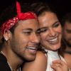Bruna Marquezine e Neymar se abraçam em show no Rio de Janeiro, na noite deste domingo, 25 de junho de 2017