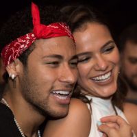 Bruna Marquezine e Neymar se encontram em show e fã registra abraço do ex-casal