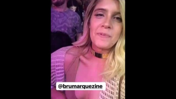 Bruna Marquezine se diverte com amigos em show de Thiaguinho, no Tardezinha, Zona Sul do Rio de Janeiro, na noite deste domingo, 25 de junho de 2017