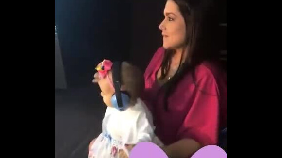 Thais Fersoza leva a filha, Melinda, para show de Michel Teló: 'Só amor'. Vídeo!