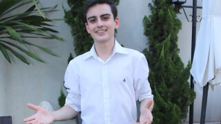 Dudu Camargo faz strip-tease, beija modelos no 'Pânico' e web reprova: 'Micão'