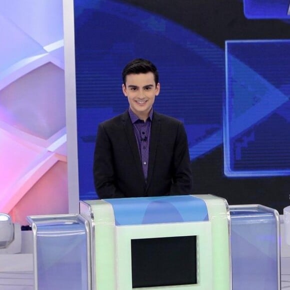 Dudu Camargo apresentou um jornal fictício ao lado do ator pornô brasileiro 'Kid Bengala' e, em seguida, entrou uma moça nua 'noticiando' o 'clima tempo'