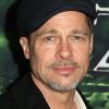 Brad Pitt andou de mãos dadas com Sienna Miller e trocou beijos e abraços coma atriz