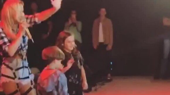 Claudia Leitte canta com filho Rafael, de 4 anos, em show: 'Ficou tímido'