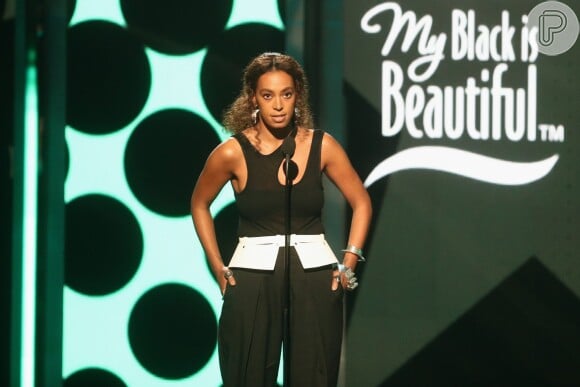 Solange Knowles foi chamada de insensível pelos fãs de Beyoncé por não dedicar prêmio a irmã