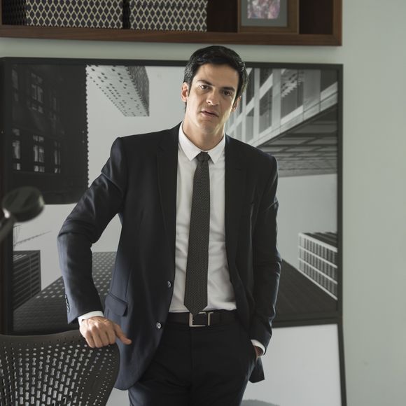Eric (Mateus Solano) é baleado durante operação que prende Cassio (Lucci Ferreira), no capítulo que vai ao ar terça-feira, dia 04 de julho de 2017, na novela 'Pega Pega'