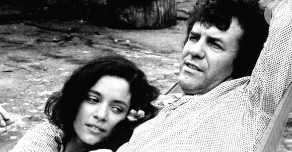 Sonia Braga atuou em 'Saramamdaia' como par romântico de Juca de Oliveira; trama foi exibida em 1976