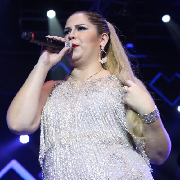 Marília Mendonça dá 'bronca' após fã atirar cerveja durante show na Bahia neste domingo, dia 25 de junho de 2017