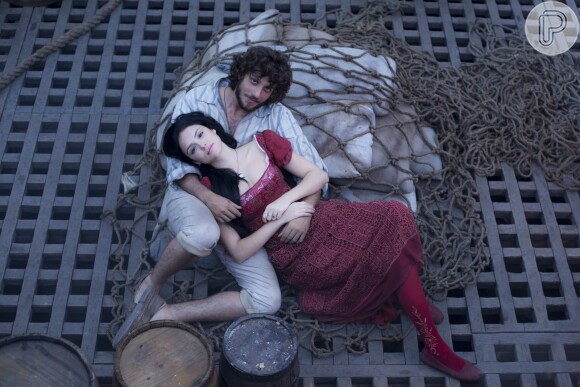 Joaquim (Chay Suede) e Anna (Isabelle Drummond) fogem no balão, na novela 'Novo Mundo'