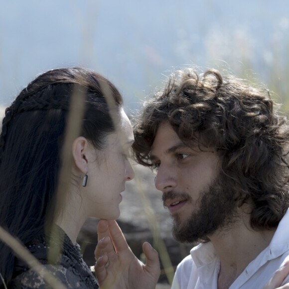 Joaquim (Chay Suede) e Anna (Isabelle Drummond) se reencontram, na novela 'Novo Mundo'
