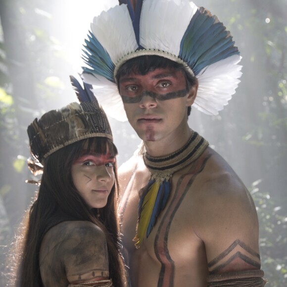 Joaquim (Chay Suede) pede ajuda a Piatã (Rodrigo Simas) para salvar Anna (Isabelle Drummond) e Jacira (Giullia Buscacio) se dispõe a ajudar também, na novela 'Novo Mundo'