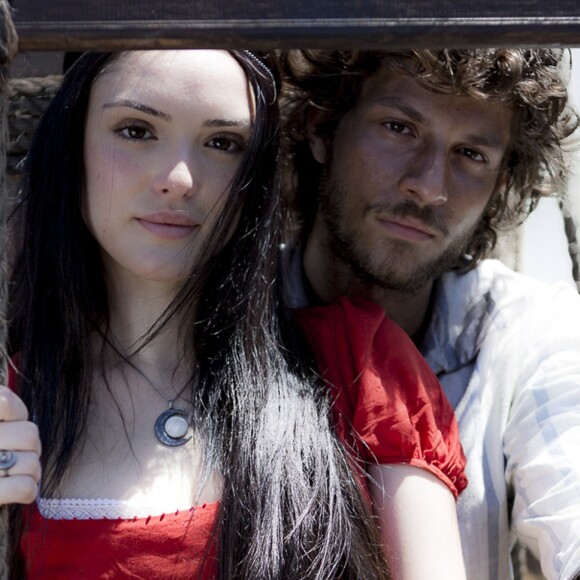 Joaquim (Chay Suede) e Anna (Isabelle Drummond) fogem juntos em um balão, na novela 'Novo Mundo', em 8 de julho de 2017