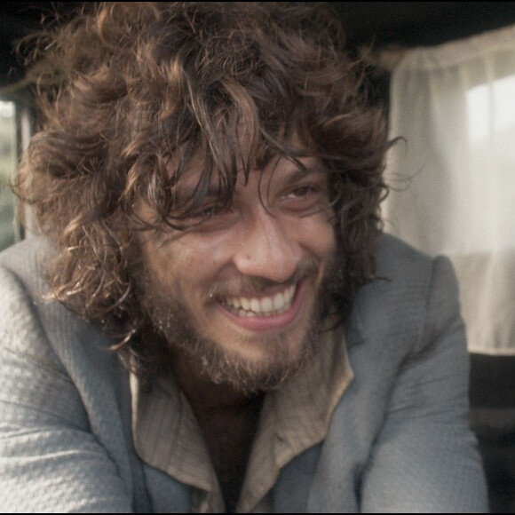 Joaquim (Chay Suede) consegue escapar da prisão com a ajuda de Pedro (Caio Castro), na novela 'Novo Mundo'