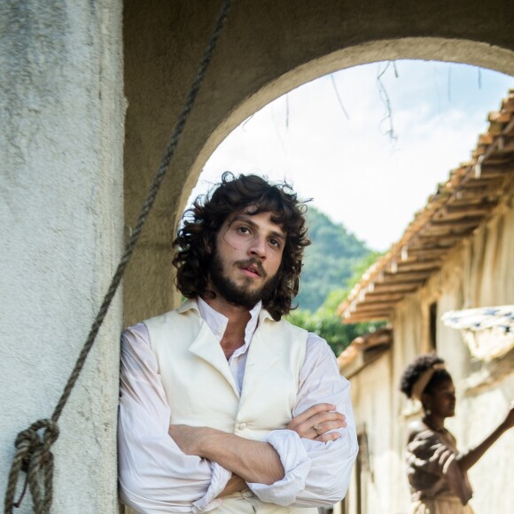 Joaquim (Chay Suede) ve o balão na feira de curiosidades, na novela 'Novo Mundo'