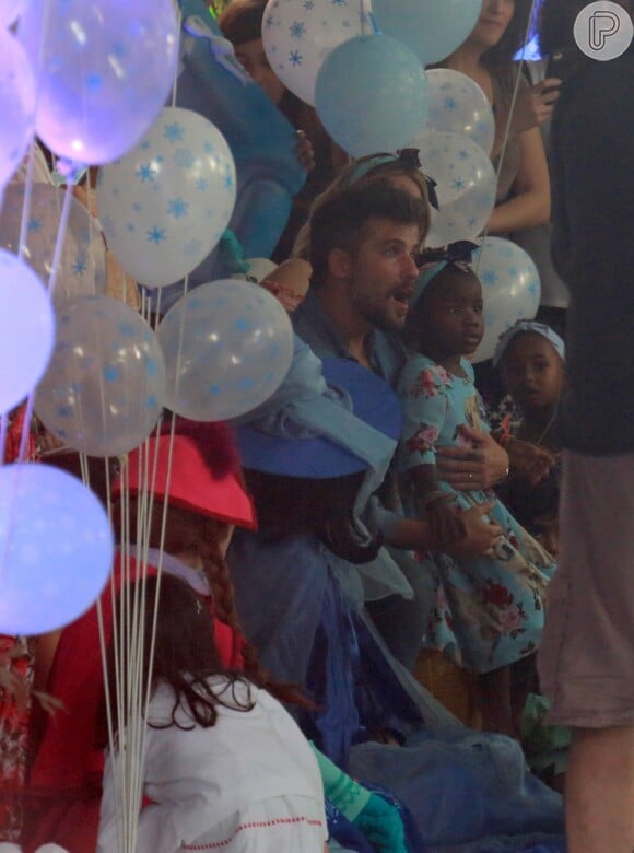 Títi, filha de Gagliasso e Ewbank, se divertiu com um look grifado em sua primeira festa de aniversário no Brasil