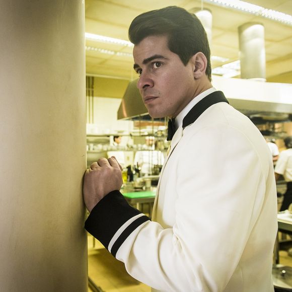 Júlio (Thiago Martins) se sente culpado por ter participad do roubo orquestrado por Malagueta (Marcelo Serrado), na novela 'Pega Pega'