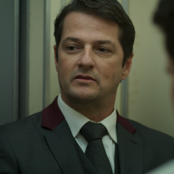 Malagueta (Marcelo Serrado) diz que o plano de Júlio (Thiago Martins) é idiota, na novela 'Pega Pega'