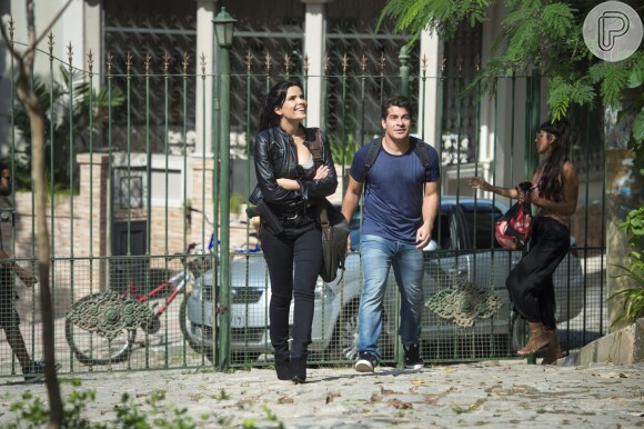 Júlio (Thiago Martins) está apaixonado por Antônia (Vanessa Giácomo), na novela 'Pega Pega'