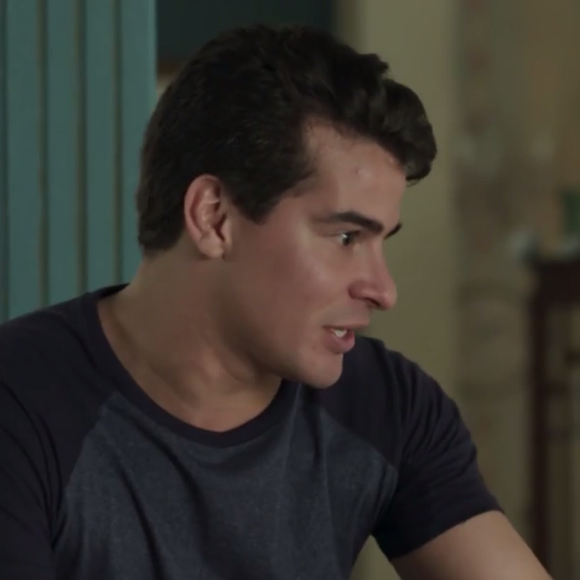 Júlio (Thiago Martins) é flagrado por Evandro (Paulo Vilhena) tirando dinheiro da mala, na novela 'Pega Pega'