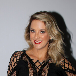 Ticiane Pinheiro completou a produção com scarpin branco Werner