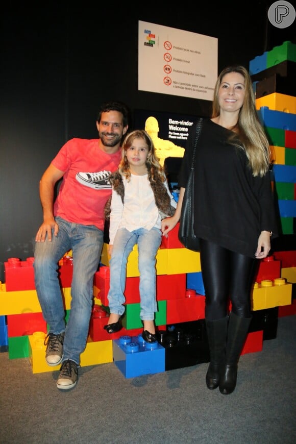 Iran Malfitano e Nany Franco levaram a filha, Laura, à exposição The Art of the Brick, do artista Nathan Sawaya,  no shopping Village Mall, na Barra da Tijuca, Rio de Janeiro, na noite desta segunda-feira, 26 de junho de 2017