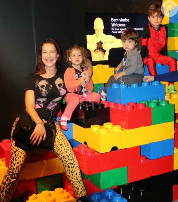 Luana Piovani se diverte com os filho, Dom, de 5 anos, e os gêmeos Liz e Bem, de 1 ano e 9 meses, na exposição The Art of the Brick, no shopping Village Mall, Rio de Janeiro, na noite desta segunda-feira, 26 de junho de 2017