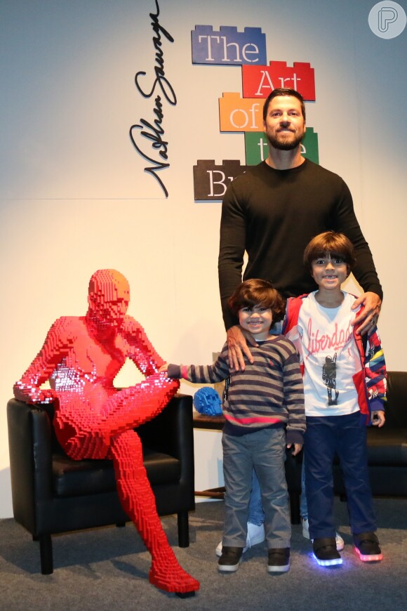 Carlos Eduardo Baptista, marido de Juliana Paes, prestigiou a exposição The Art of the Brick, do artista Nathan Sawaya, com os pequenos Pedro, de 6 anos, e Antônio, de 3 anos