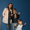 Fernanda Tavares levou os filhos Artur e Luca Rosa, fruto do relacionamento com Murilo Rosa, à exposição The Art of the Brick