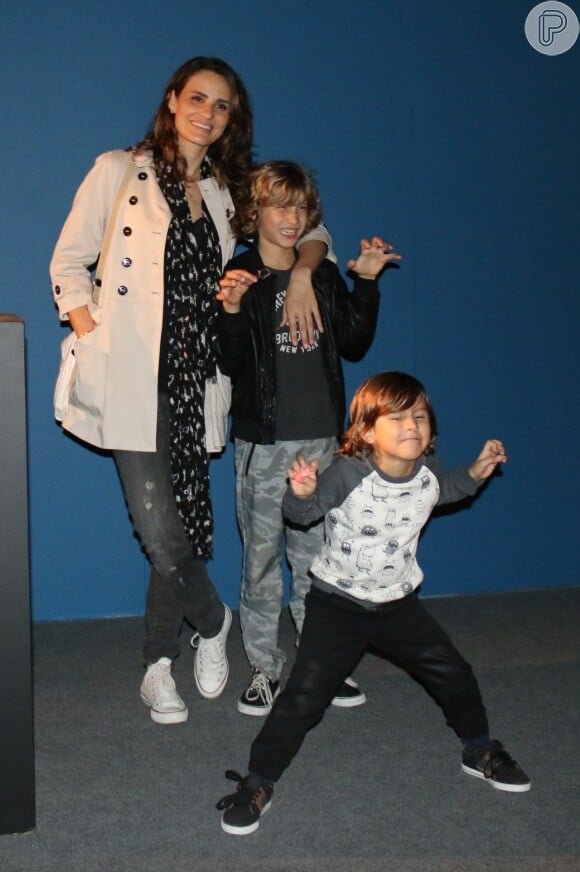 Fernanda Tavares levou os filhos Artur e Luca Rosa, fruto do relacionamento com Murilo Rosa, à exposição The Art of the Brick