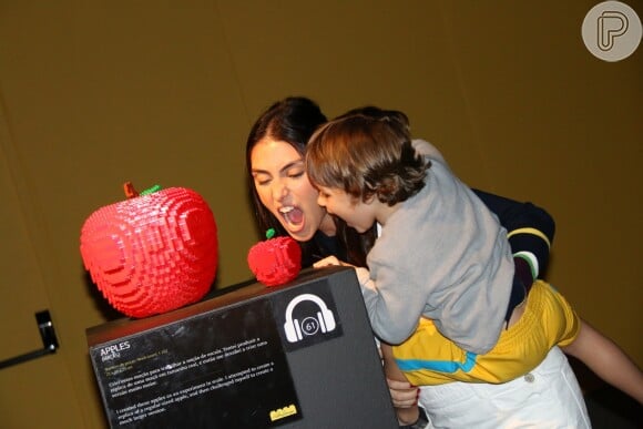 Mariana Ulhmann, mulher do ator Felipe Simas, brinca com o filho Joaquim durante visita a exposição The Art of the Brick