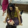 'A Força do Querer': Irene (Débora Falabella) leva uma surra de Ritinha (Isis Valverde) em banheiro e apanha ainda de Joyce (Maria Fernanda Cândido)