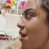 Rafaella Santos sai da dieta com hot dog e namorado, Gabigol, filma: 'Que fome'