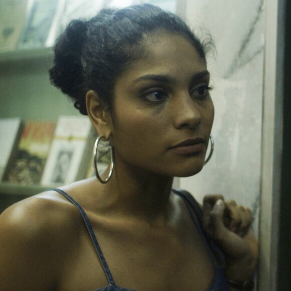 Cátia (Bárbara Reis) cisma com Rimena (Maria Casadevall) e reclama com Gustavo (Gabriel Leone), na supersérie 'Os Dias Eram Assim'