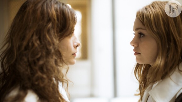 Alice (Sophie Charlotte) e Rimena (Maria Casadevall) se enfrentam, na supersérie 'Os Dias Eram Assim'