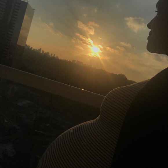 Thais Fersoza brincou sobre sua silhueta: 'Parecendo o Pão de Açúcar'