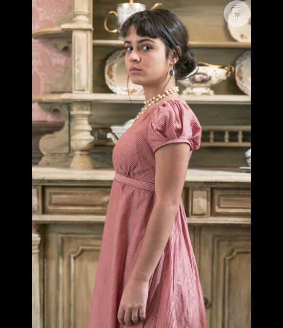 Jacira (Giullia Buscacio) se veste com roupas emprestadas de Diara (Sheron Menezzes) para ajudar no plano de Joaquim (Chay Suede), em 1º de julho de 2017, na novela 'Novo Mundo'
