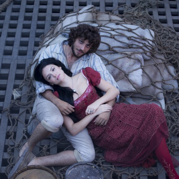 Joaquim (Chay Suede) e Anna (Isabelle Drummond) fogem em um balão, na novela 'Novo Mundo'