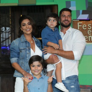 Juliana Paes recebeu a vista do filho caçula, Antonio, durante as gravações de 'A Força do Querer'