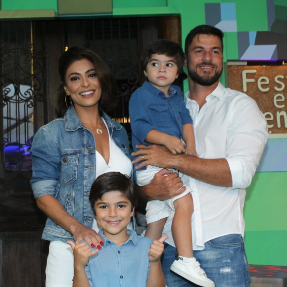 Juliana Paes recebeu a vista do filho caçula, Antonio, durante as gravações de 'A Força do Querer'