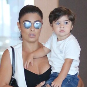 Juliana Paes se divertiu com o filho caçula na cadeia cenográfica da novela