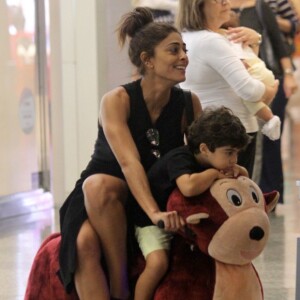 Juliana Paes sempre é clicada em momentos divertidos com Antonio