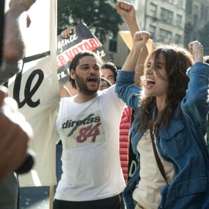 Gabriel Leone estava na cena, que era de uma manifestação em prol das 'Diretas Já'