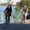 Camila e Klebber, já noivos, foram fotografados em passeio de bicicleta, em 25 de junho de 2017
