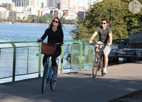 Camila e Klebber, já noivos, foram fotografados em passeio de bicicleta, em 25 de junho de 2017
