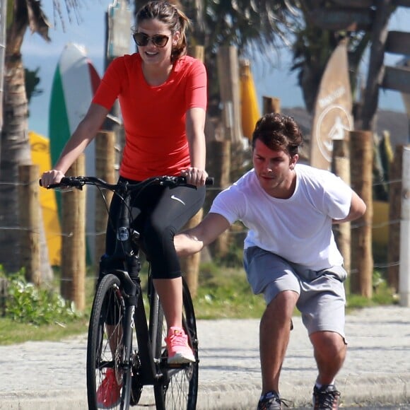 O casal de atores adora praticar exercícios ao ar livre!