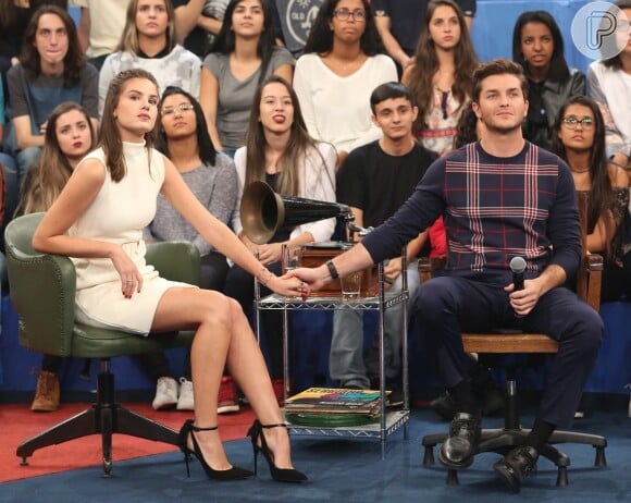 Camila Queiroz e Klebber Toledo admitiram que formam um casal ciumento durante participação no programa 'Altas Horas', em junho de 2017