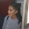 Ariana Grande foi fotografada chegando no Aeroporto Internacional Tom Jobim, o Galeão, no Rio de Janeiro, com look despojado e um de seus penteados modernos