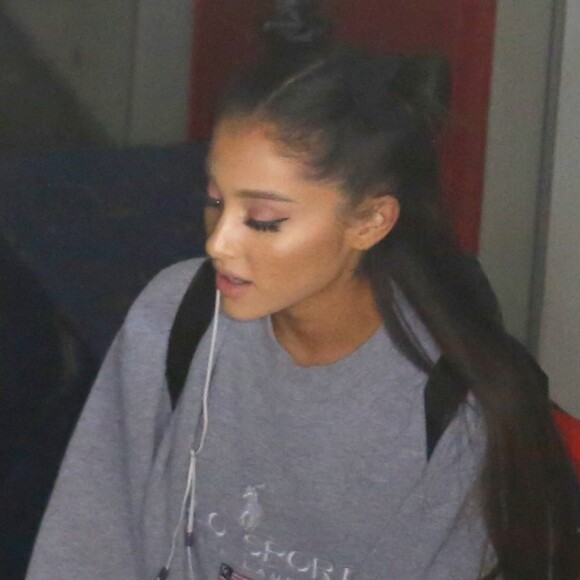 Ariana Grande pediu cardápio com alimentação vegana e orgânica e um camarim com a mobília branca, além de cortinas para cobrir as portas e janelas em seu camarim nos shows no Brasil