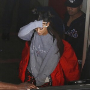 Ariana Grande também solicitou muita água mineral, água de coco, chás, leite e suco de abacaxi