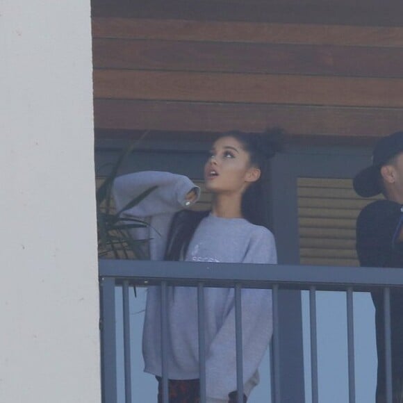 Em seu perfil do Instagram, Ariana Grande registrou o momento em que chegou ao hotel Grand Hyatt e comemorou sua chegada exibindo a praia da Barra da Tijuca